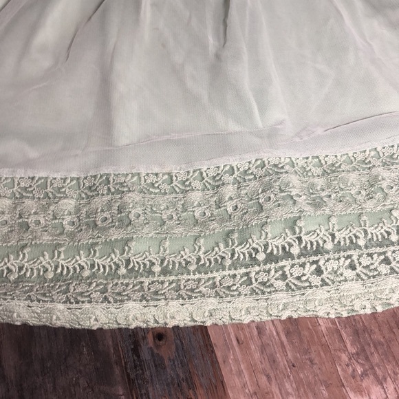 Gorgeous lace trim girls dress - Picture 3 of 10